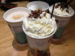 网红饼店雇人排队与茶颜